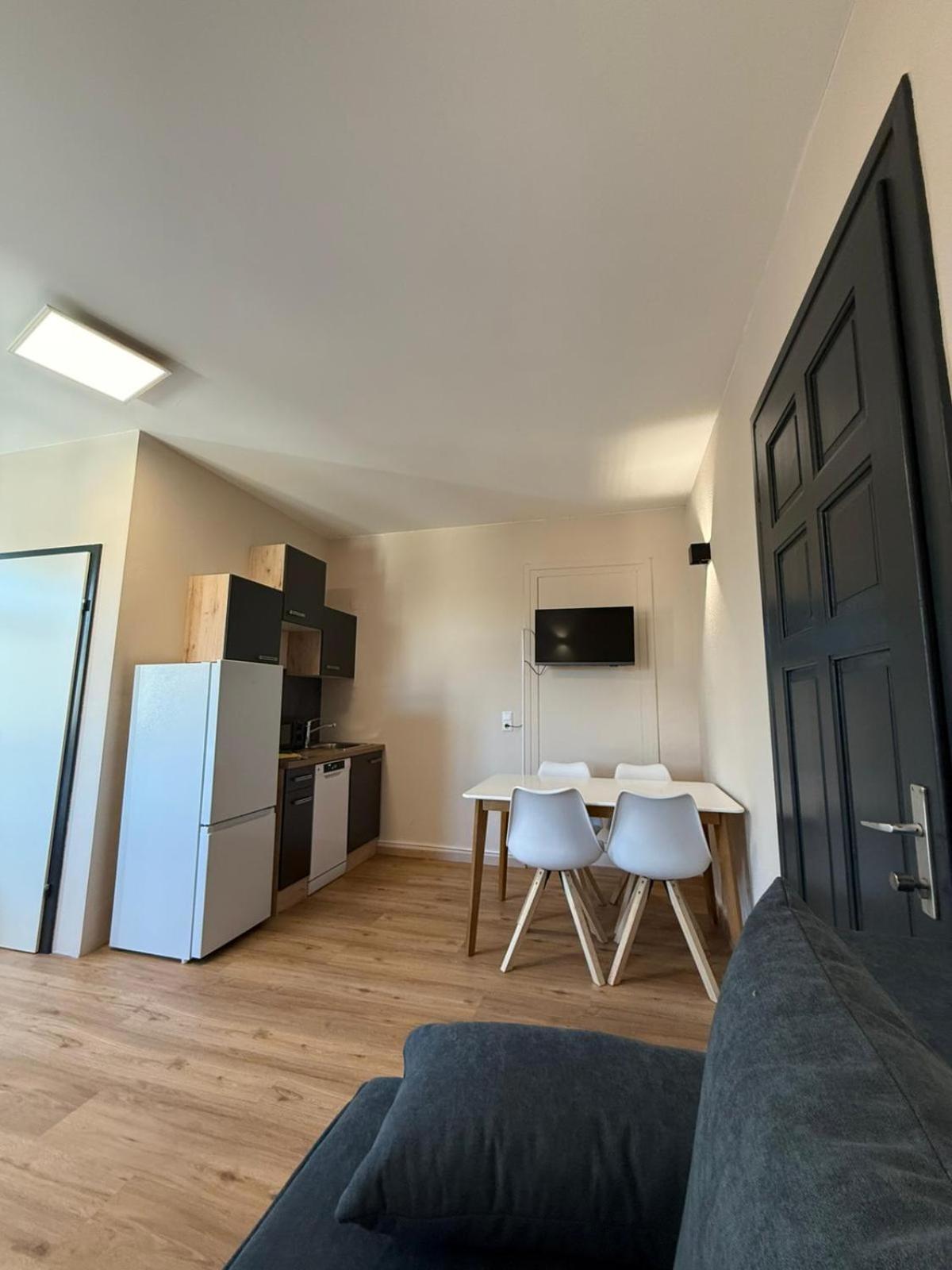 Crown Living Villa Blumenau Studios, Smarttv, Parkplatz ลุสเตอเนา ภายนอก รูปภาพ